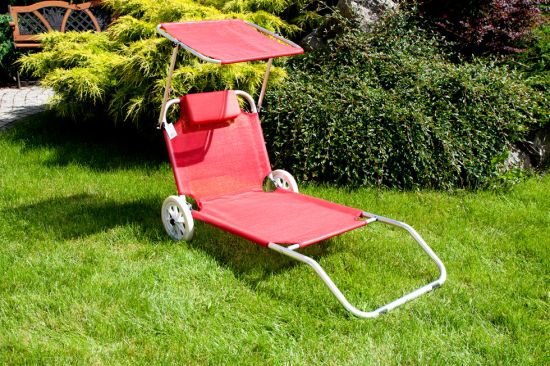 Leżak plażowy na k&oacute;łkach ogrodowy z daszkiem kolor CZERWONY