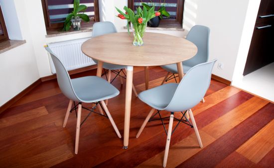 NOWOCZESNY ZESTAW ST&Oacute;Ł OKRĄGŁY FI 100 DREWNOPODOBNY + 4 KRZESŁA SZARE 