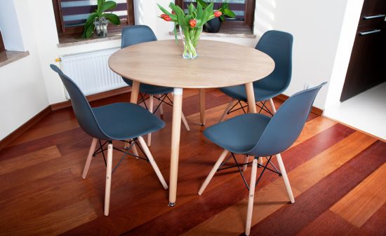 NOWOCZESNY ZESTAW ST&Oacute;Ł OKRĄGŁY FI 100 DREWNOPODOBNY + 4 KRZESŁA GRAFIT