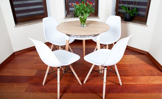 NOWOCZESNY ZESTAW ST&Oacute;Ł OKRĄGŁY FI 80 DREWNOPODOBNY + 4 KRZESŁA BIAŁE