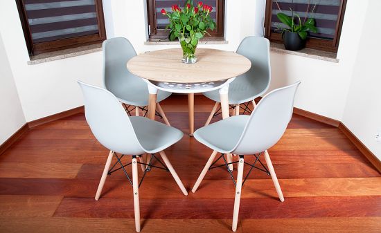 NOWOCZESNY ZESTAW ST&Oacute;Ł OKRĄGŁY FI 80 DREWNOPODOBNY + 4 KRZESŁA SZARE