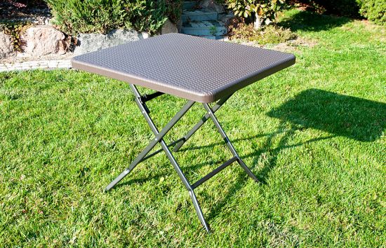 ST&Oacute;Ł CATERINGOWY OGRODOWY SKŁADANY 78 x 78 o wzorze rattanu